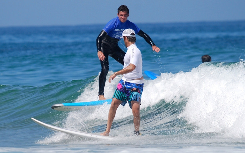 Dos surfers surfeando en Los Locos